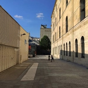 Les impasses.Les grands espaces.Mes bras connaissent.#paris #sunny #street #photography #library